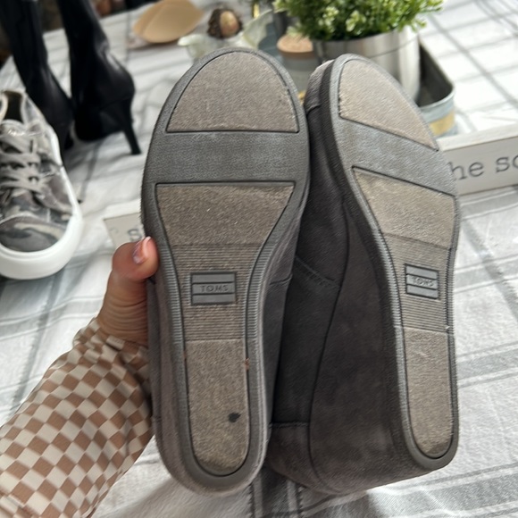 TOMS BOOTS LIKE NEW. SZ 9 gray/red - Picture 6 of 7